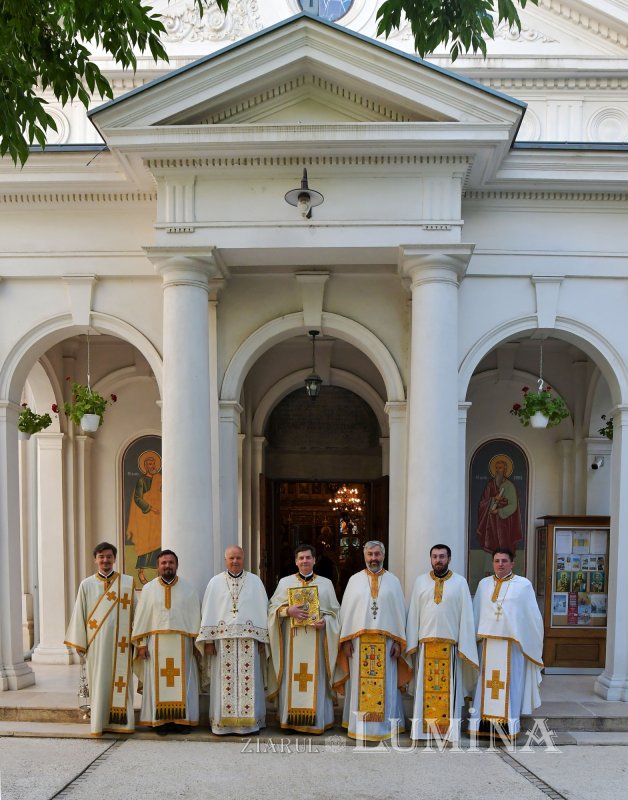 Slujire arhierească și hirotonie de diacon în Capitală 303238
