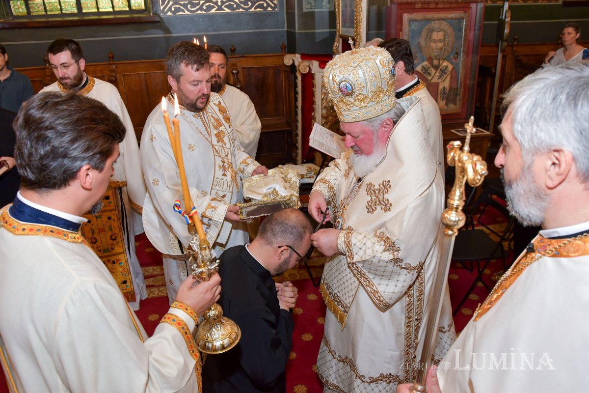 Slujire arhierească și hirotonie de diacon în Capitală 303241