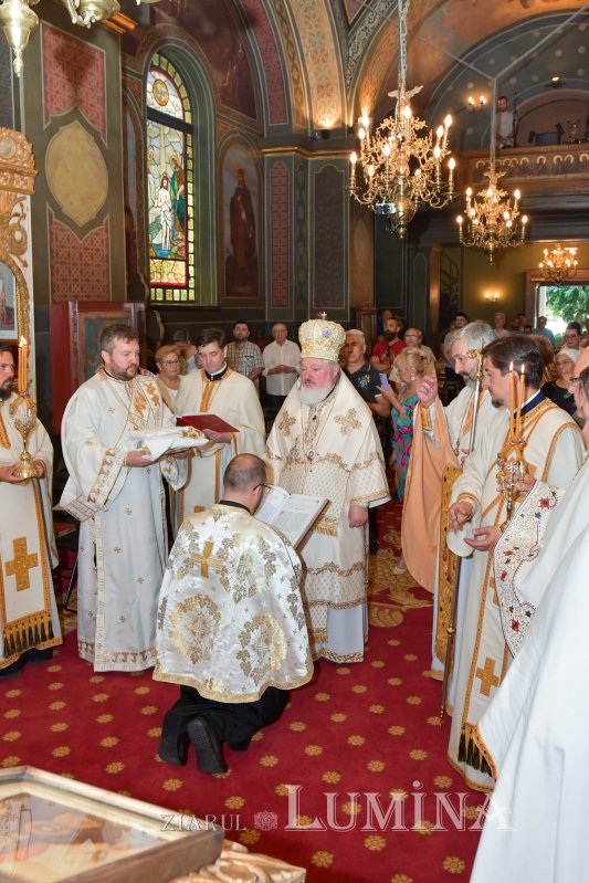 Slujire arhierească și hirotonie de diacon în Capitală 303242