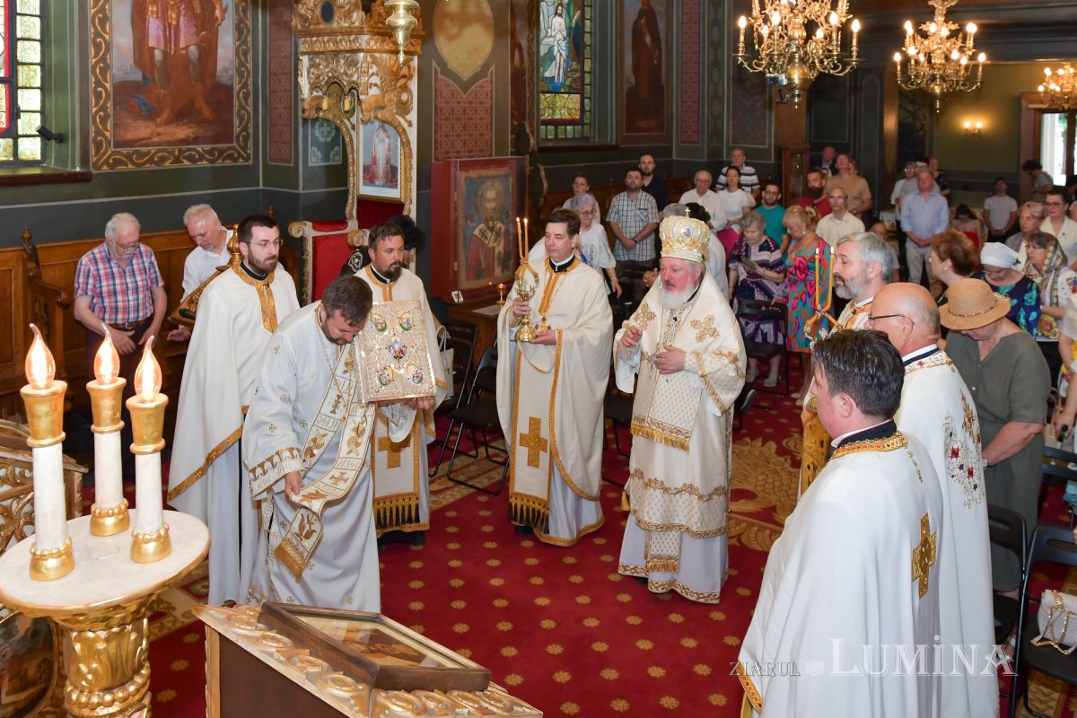 Slujire arhierească și hirotonie de diacon în Capitală 303247