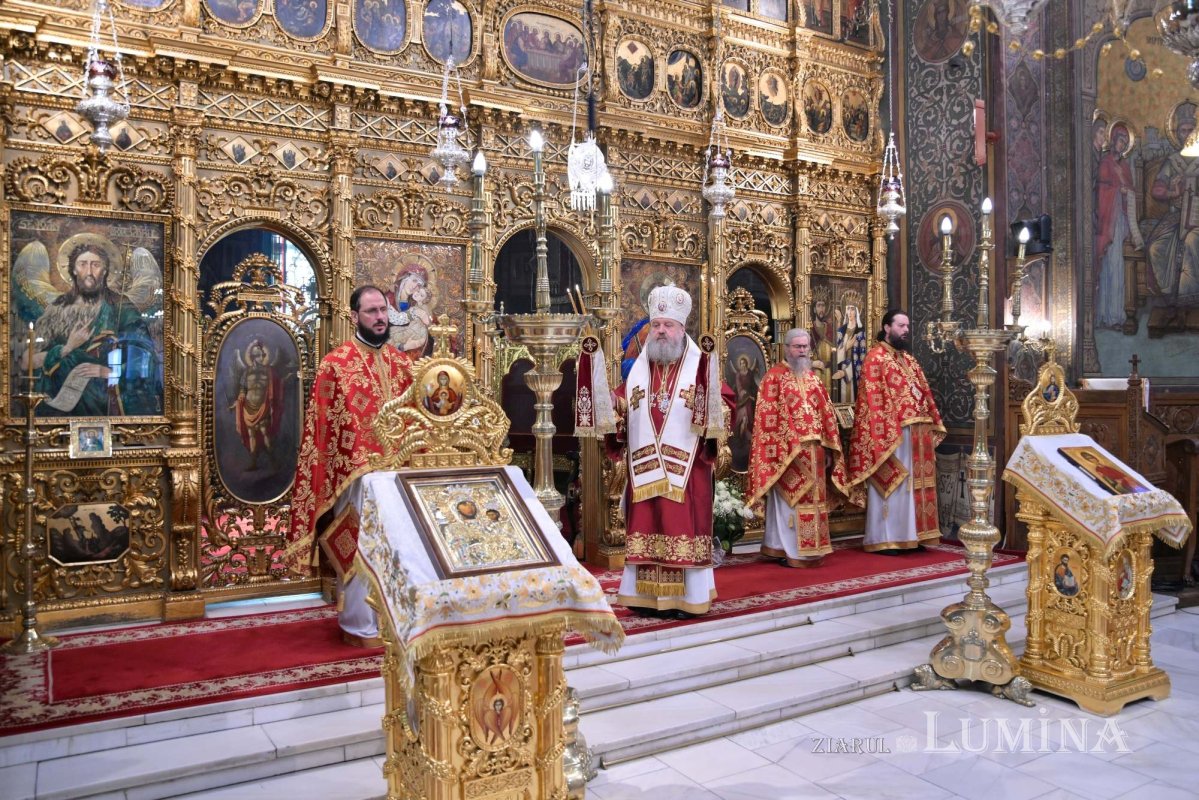Patriarhii Iustin şi Teoctist au fost pomeniți la Catedrala Patriarhală 304304