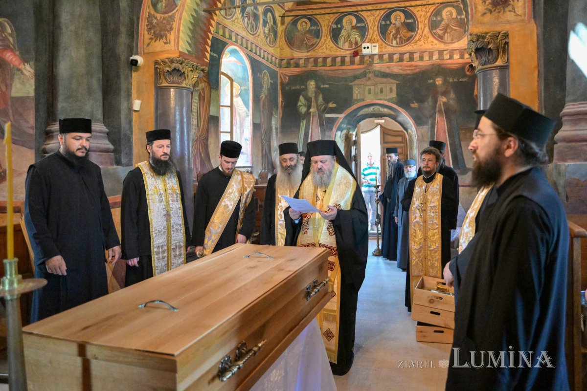 Osemintele a doi sfinți mărturisitori au fost deshumate 304544