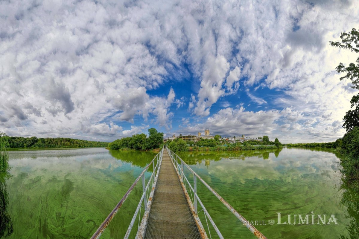 Sclipirile Luminii: Mănăstirea Pasărea 307065