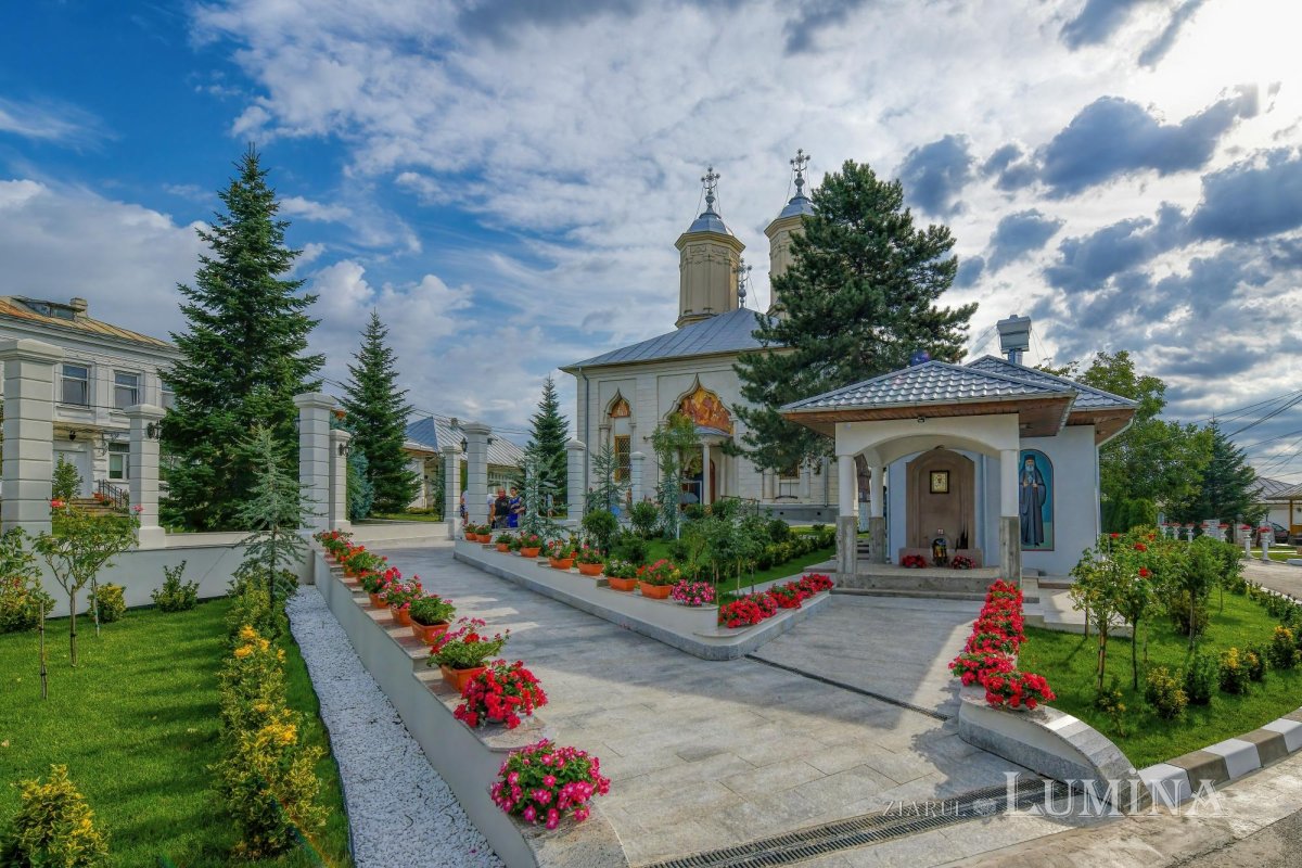 Sclipirile Luminii: Mănăstirea Pasărea 307066