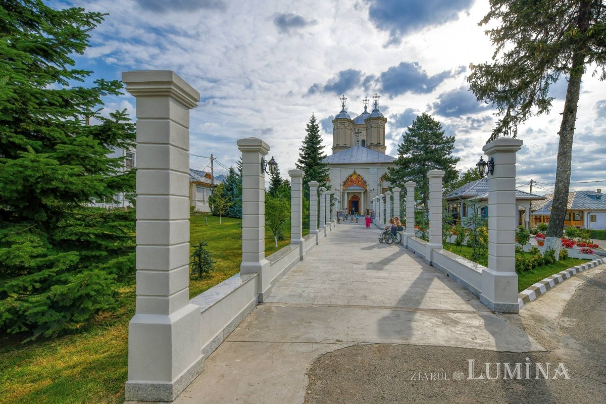 Sclipirile Luminii: Mănăstirea Pasărea 307070