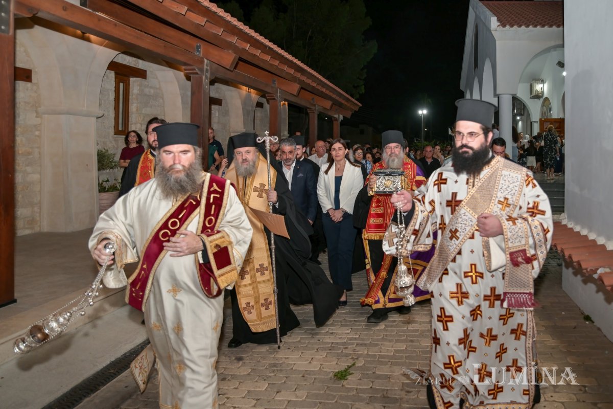 Moaştele Sfântului Ciprian de la Biserica Zlătari din Bucureşti, întâmpinate în Cipru de Mitropolitul Athanasios de Limassol 307271
