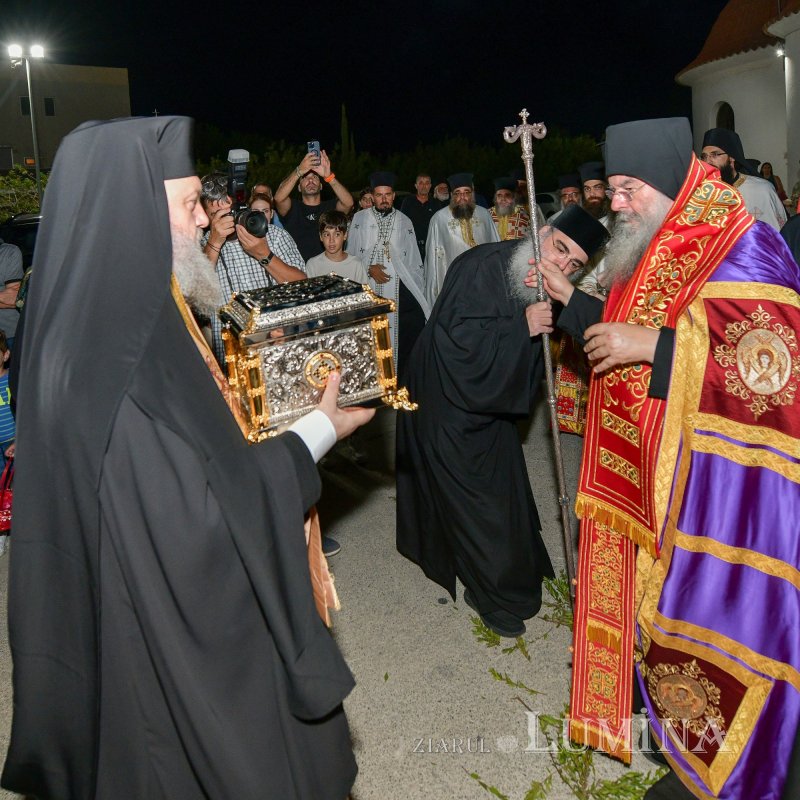 Moaştele Sfântului Ciprian de la Biserica Zlătari din Bucureşti, întâmpinate în Cipru de Mitropolitul Athanasios de Limassol 307279