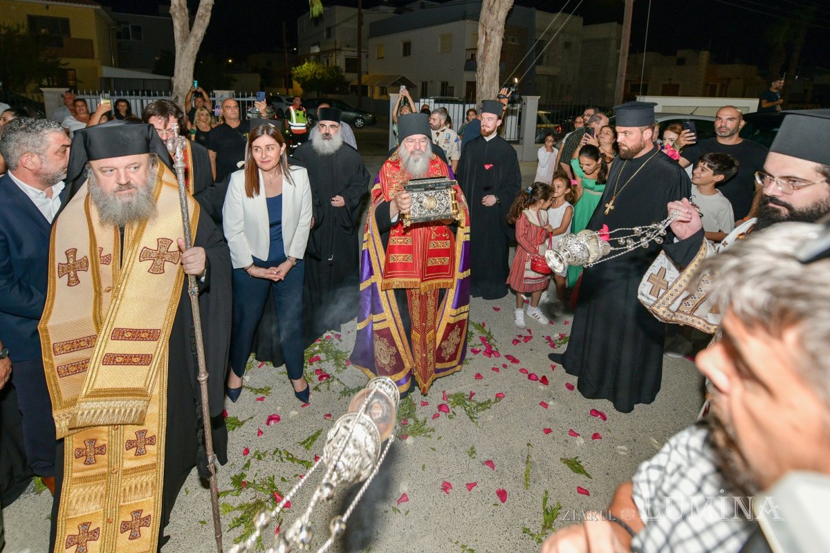 Moaştele Sfântului Ciprian de la Biserica Zlătari din Bucureşti, întâmpinate în Cipru de Mitropolitul Athanasios de Limassol 307280