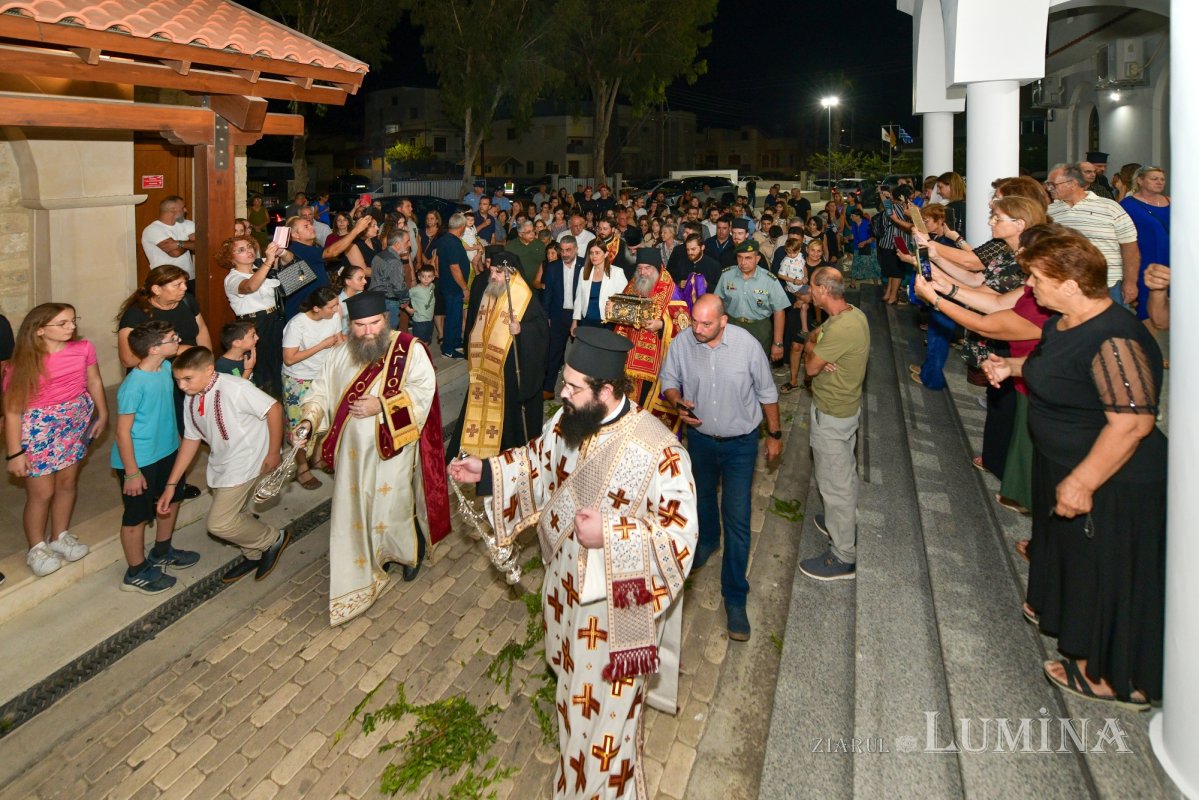 Moaştele Sfântului Ciprian de la Biserica Zlătari din Bucureşti, întâmpinate în Cipru de Mitropolitul Athanasios de Limassol 307283