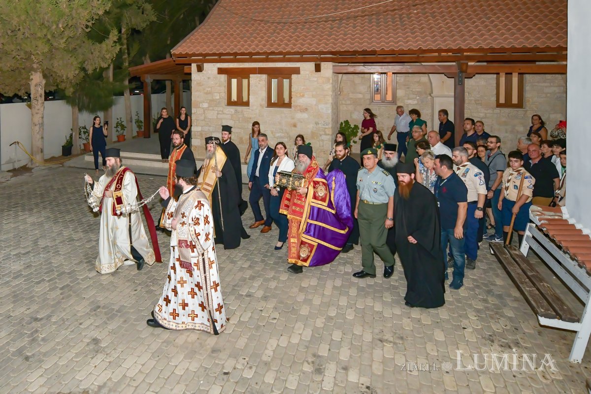 Moaştele Sfântului Ciprian de la Biserica Zlătari din Bucureşti, întâmpinate în Cipru de Mitropolitul Athanasios de Limassol 307284