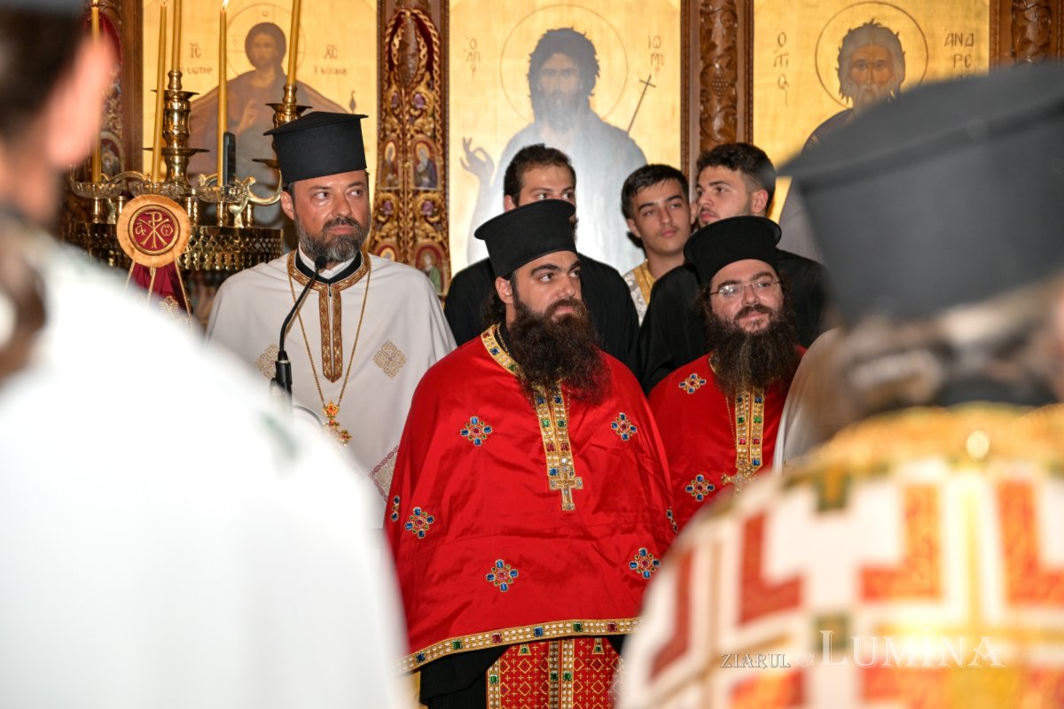 Moaştele Sfântului Ciprian de la Biserica Zlătari din Bucureşti, întâmpinate în Cipru de Mitropolitul Athanasios de Limassol 307293