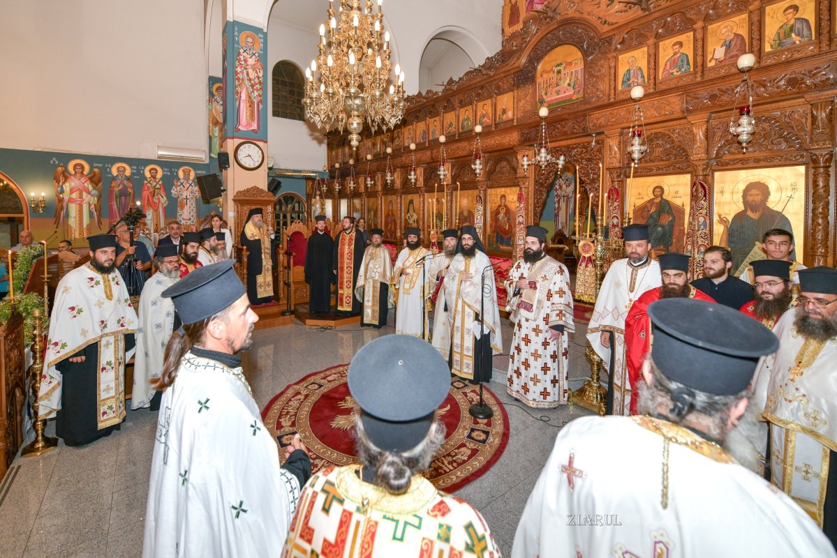 Moaştele Sfântului Ciprian de la Biserica Zlătari din Bucureşti, întâmpinate în Cipru de Mitropolitul Athanasios de Limassol 307296