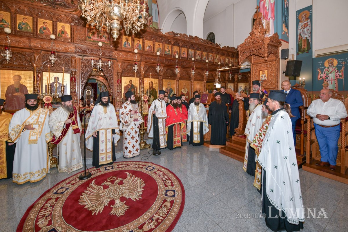 Moaştele Sfântului Ciprian de la Biserica Zlătari din Bucureşti, întâmpinate în Cipru de Mitropolitul Athanasios de Limassol 307297