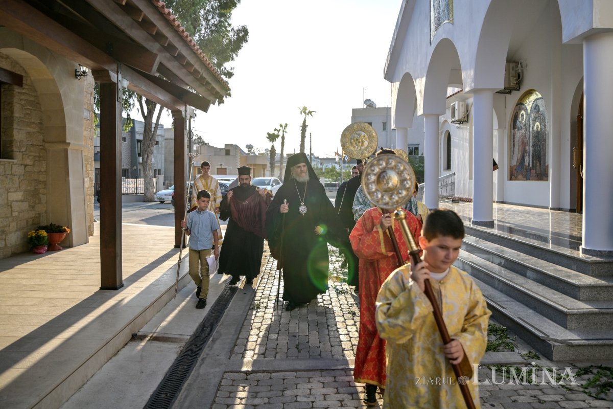Moaştele Sfântului Ciprian de la Biserica Zlătari din Bucureşti, întâmpinate în Cipru de Mitropolitul Athanasios de Limassol 307300