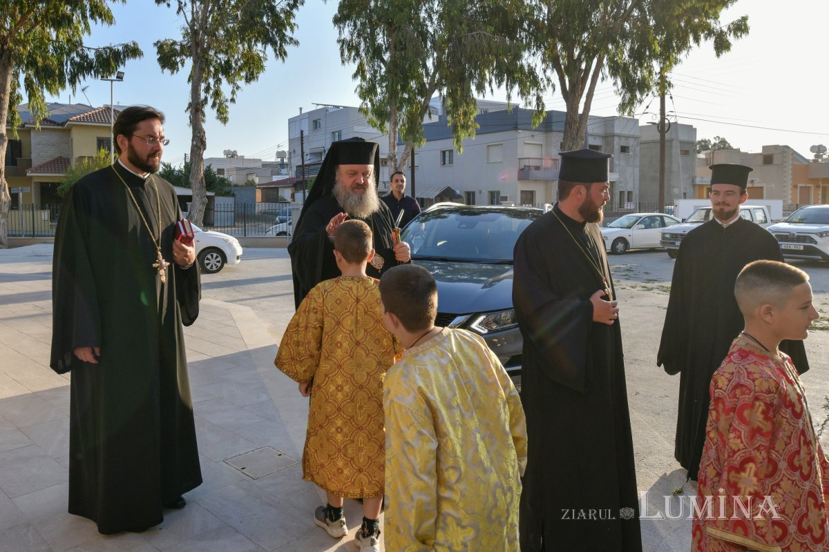 Moaştele Sfântului Ciprian de la Biserica Zlătari din Bucureşti, întâmpinate în Cipru de Mitropolitul Athanasios de Limassol 307302