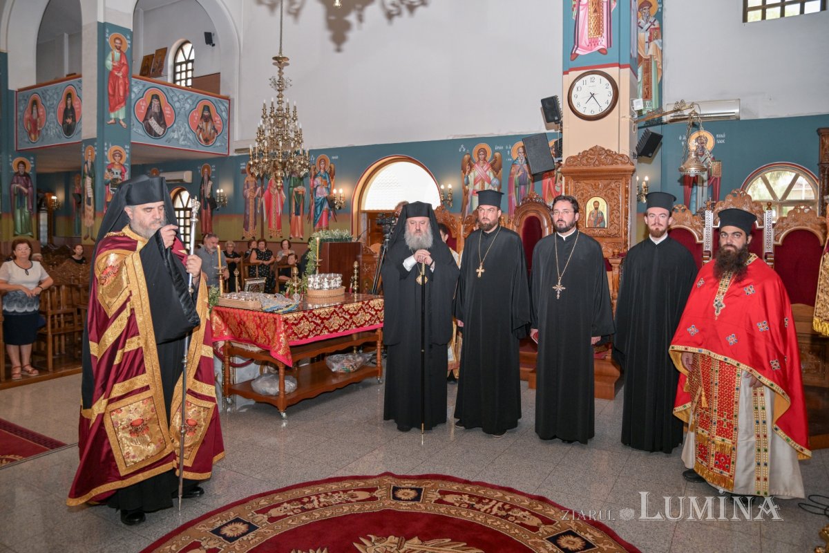Moaştele Sfântului Ciprian de la Biserica Zlătari din Bucureşti, întâmpinate în Cipru de Mitropolitul Athanasios de Limassol 307304
