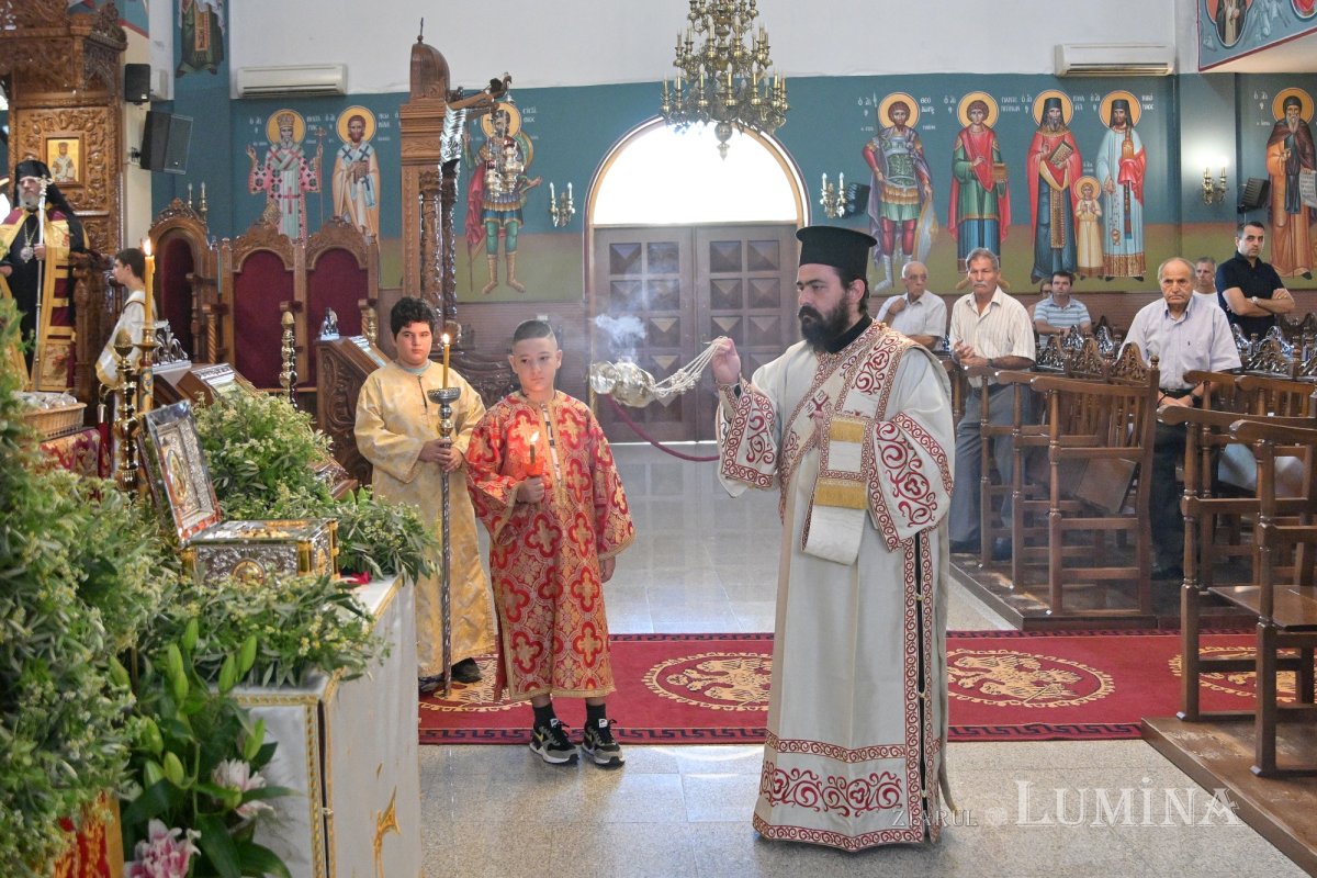 Moaştele Sfântului Ciprian de la Biserica Zlătari din Bucureşti, întâmpinate în Cipru de Mitropolitul Athanasios de Limassol 307307