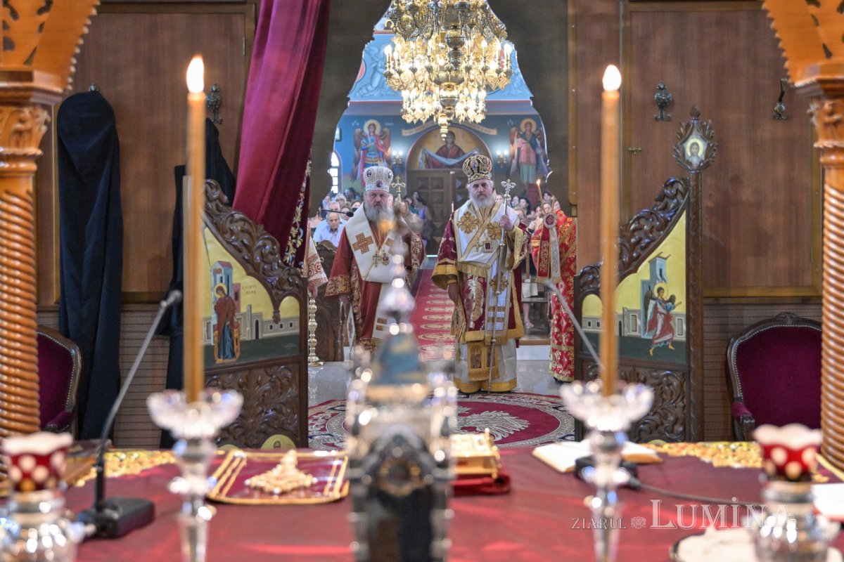 Moaştele Sfântului Ciprian de la Biserica Zlătari din Bucureşti, întâmpinate în Cipru de Mitropolitul Athanasios de Limassol 307310