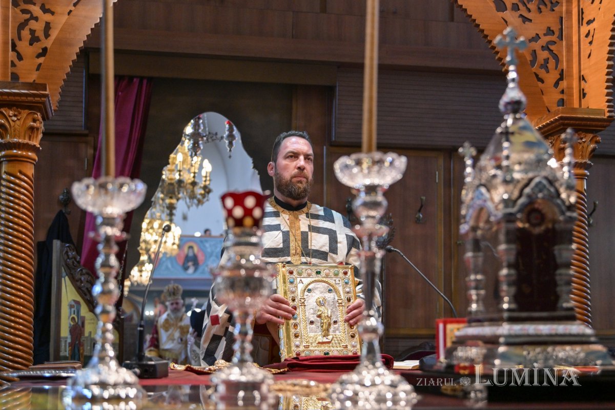 Moaştele Sfântului Ciprian de la Biserica Zlătari din Bucureşti, întâmpinate în Cipru de Mitropolitul Athanasios de Limassol 307311