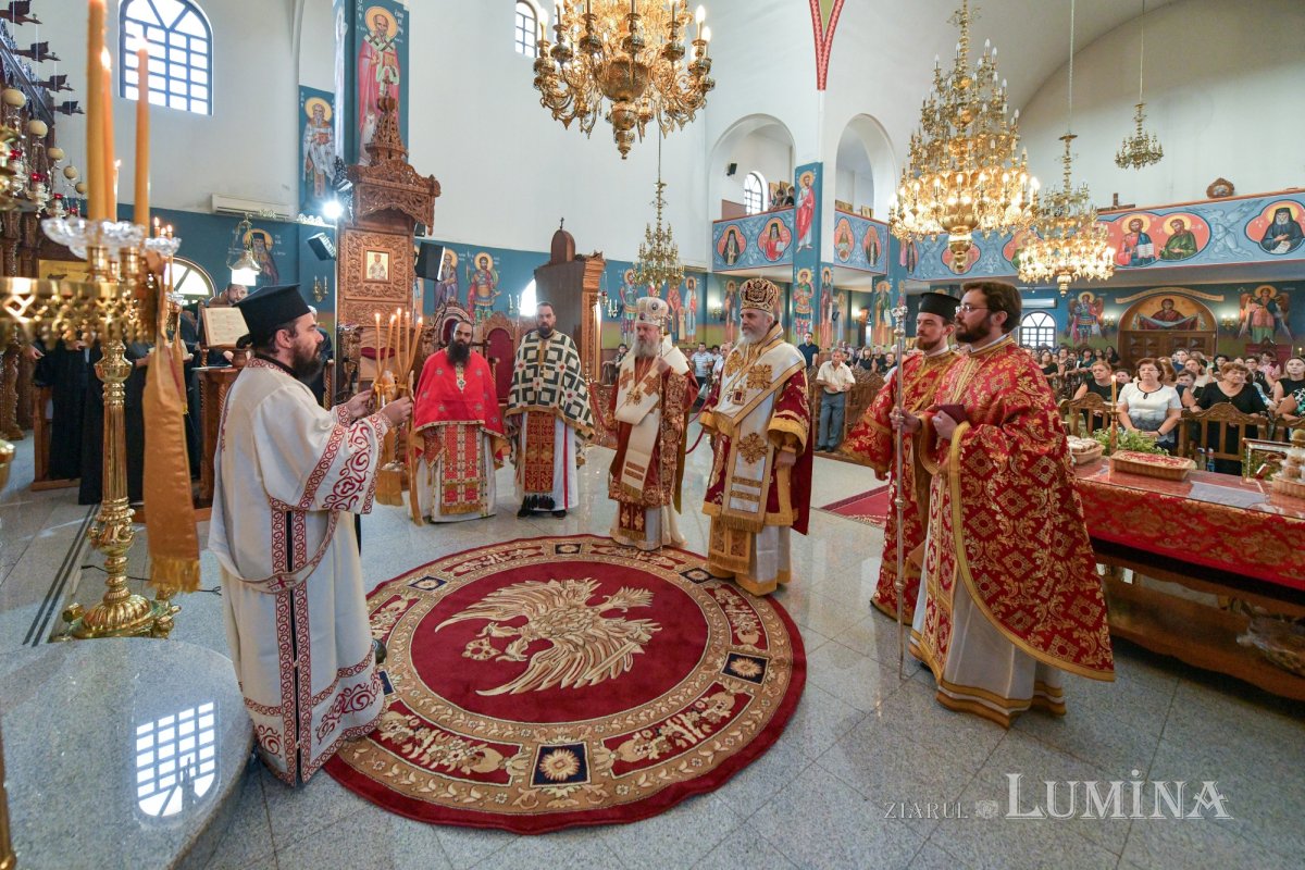 Moaştele Sfântului Ciprian de la Biserica Zlătari din Bucureşti, întâmpinate în Cipru de Mitropolitul Athanasios de Limassol 307314