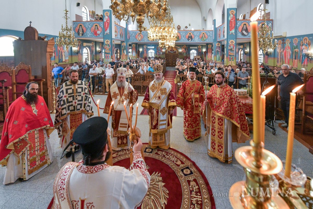 Moaştele Sfântului Ciprian de la Biserica Zlătari din Bucureşti, întâmpinate în Cipru de Mitropolitul Athanasios de Limassol 307315