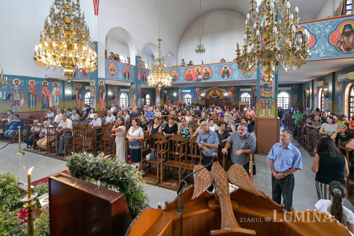 Moaştele Sfântului Ciprian de la Biserica Zlătari din Bucureşti, întâmpinate în Cipru de Mitropolitul Athanasios de Limassol 307316