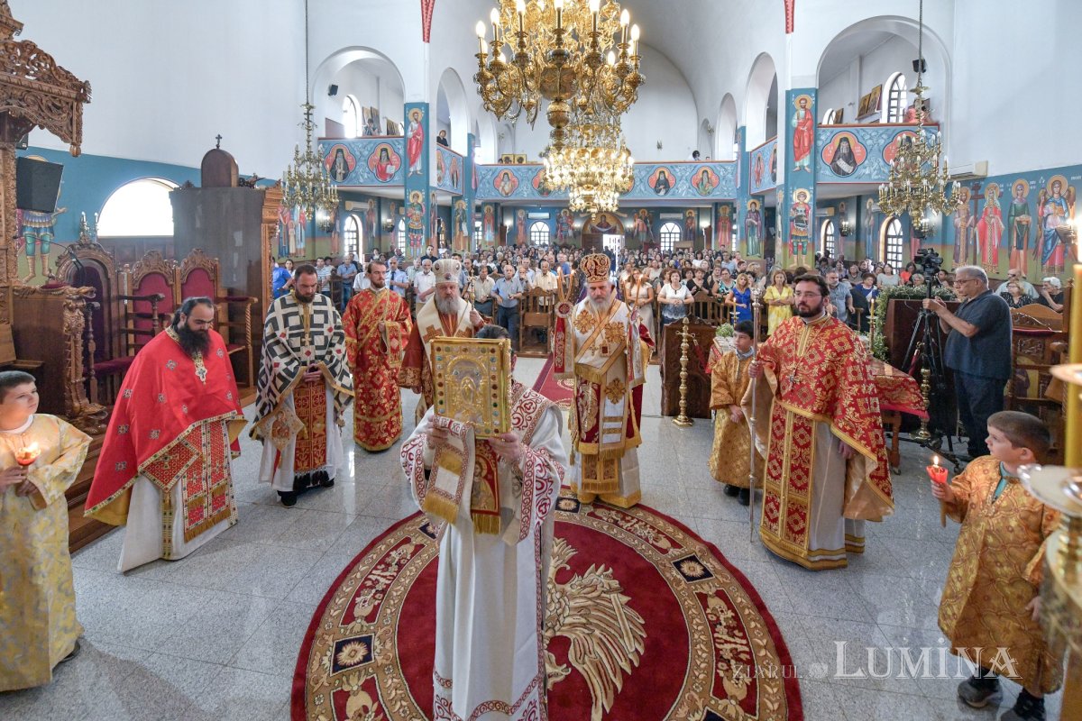 Moaştele Sfântului Ciprian de la Biserica Zlătari din Bucureşti, întâmpinate în Cipru de Mitropolitul Athanasios de Limassol 307317