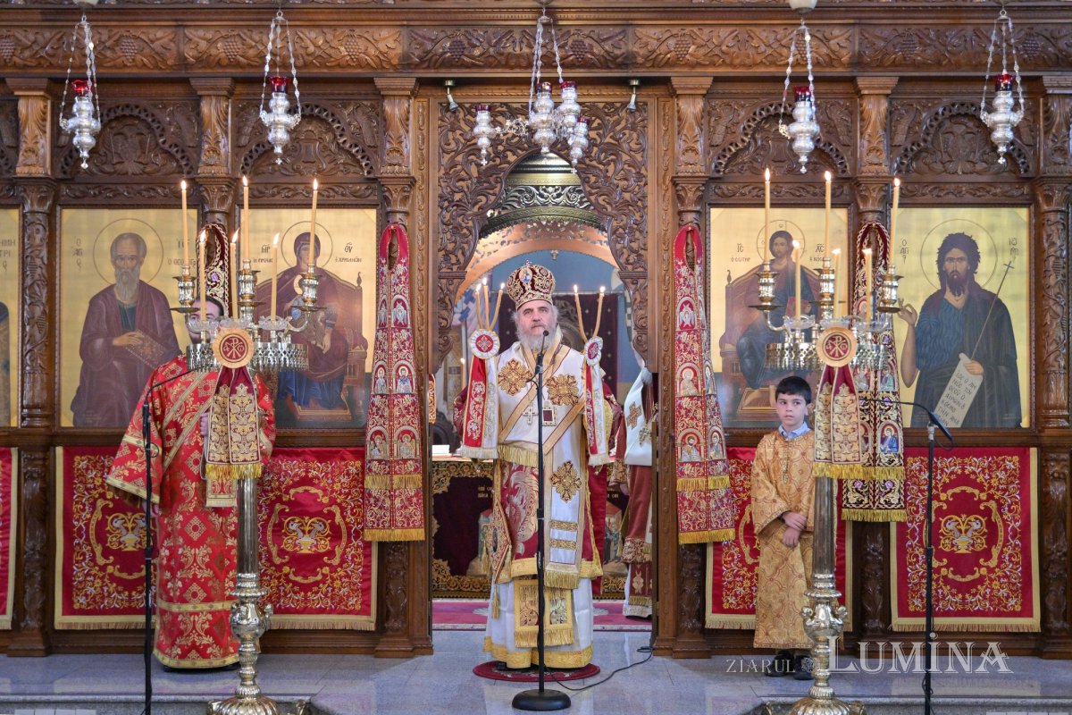 Moaştele Sfântului Ciprian de la Biserica Zlătari din Bucureşti, întâmpinate în Cipru de Mitropolitul Athanasios de Limassol 307326