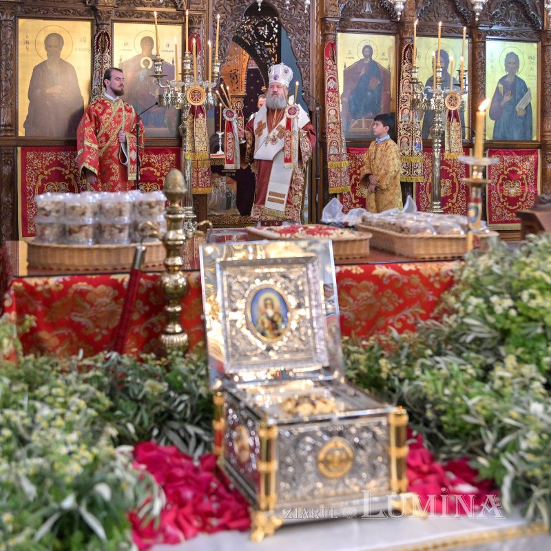 Moaştele Sfântului Ciprian de la Biserica Zlătari din Bucureşti, întâmpinate în Cipru de Mitropolitul Athanasios de Limassol 307327