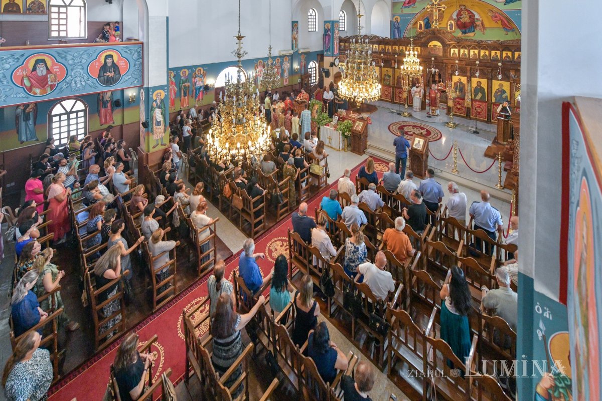 Moaştele Sfântului Ciprian de la Biserica Zlătari din Bucureşti, întâmpinate în Cipru de Mitropolitul Athanasios de Limassol 307332