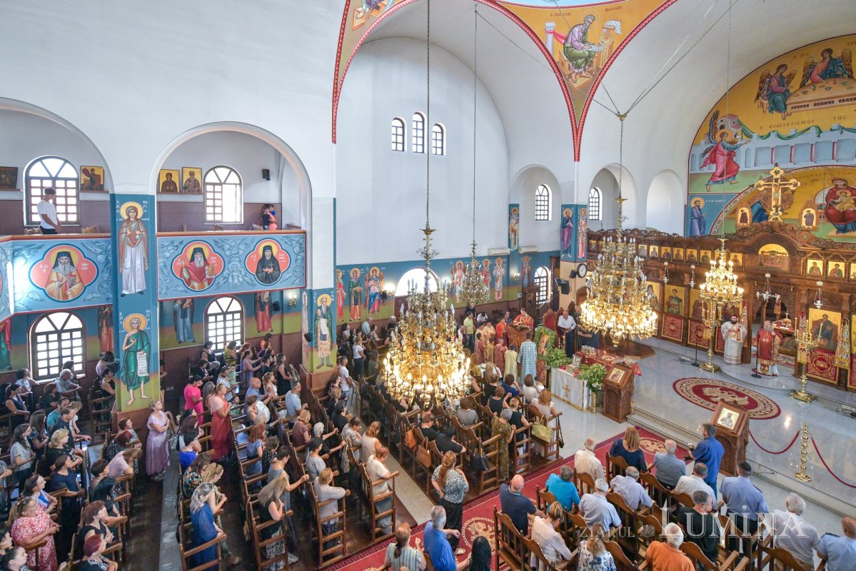 Moaştele Sfântului Ciprian de la Biserica Zlătari din Bucureşti, întâmpinate în Cipru de Mitropolitul Athanasios de Limassol 307333