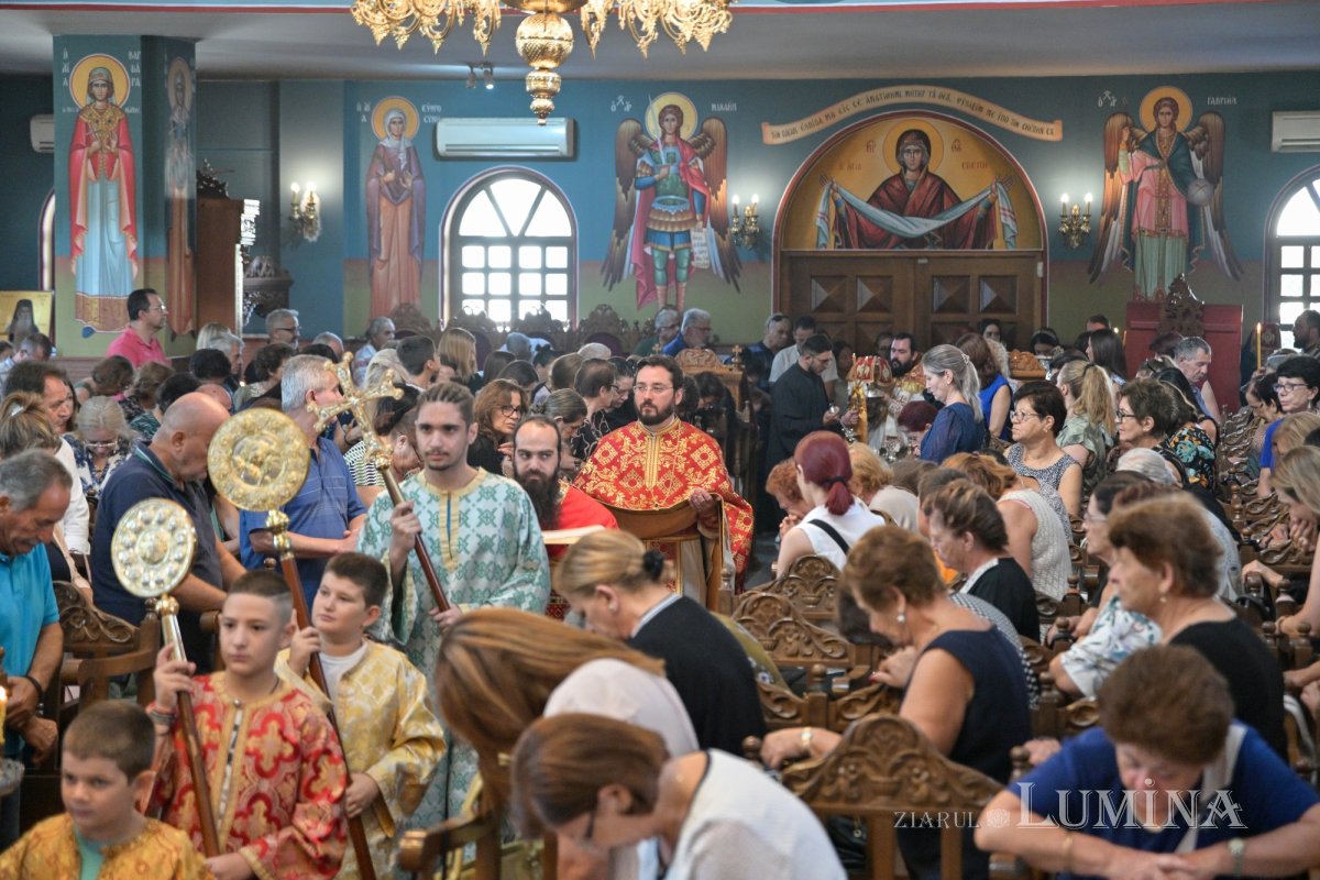 Moaştele Sfântului Ciprian de la Biserica Zlătari din Bucureşti, întâmpinate în Cipru de Mitropolitul Athanasios de Limassol 307338