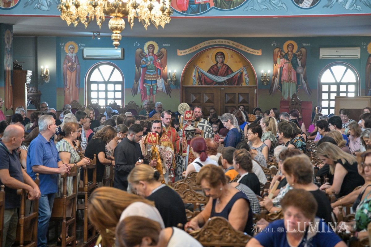 Moaştele Sfântului Ciprian de la Biserica Zlătari din Bucureşti, întâmpinate în Cipru de Mitropolitul Athanasios de Limassol 307339