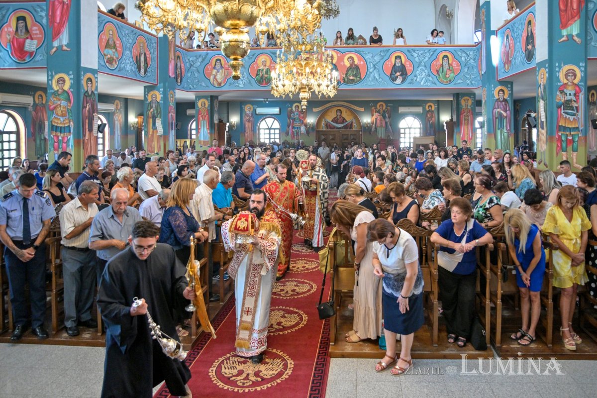 Moaştele Sfântului Ciprian de la Biserica Zlătari din Bucureşti, întâmpinate în Cipru de Mitropolitul Athanasios de Limassol 307340