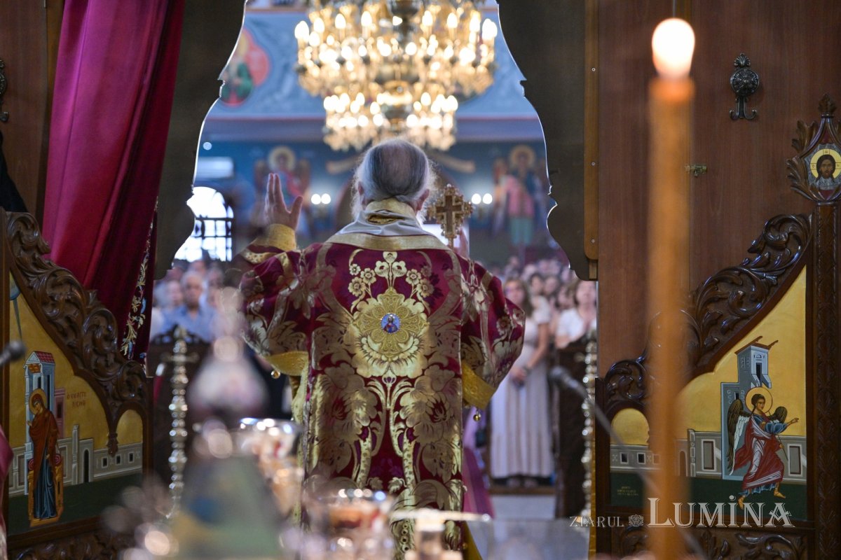 Moaştele Sfântului Ciprian de la Biserica Zlătari din Bucureşti, întâmpinate în Cipru de Mitropolitul Athanasios de Limassol 307346