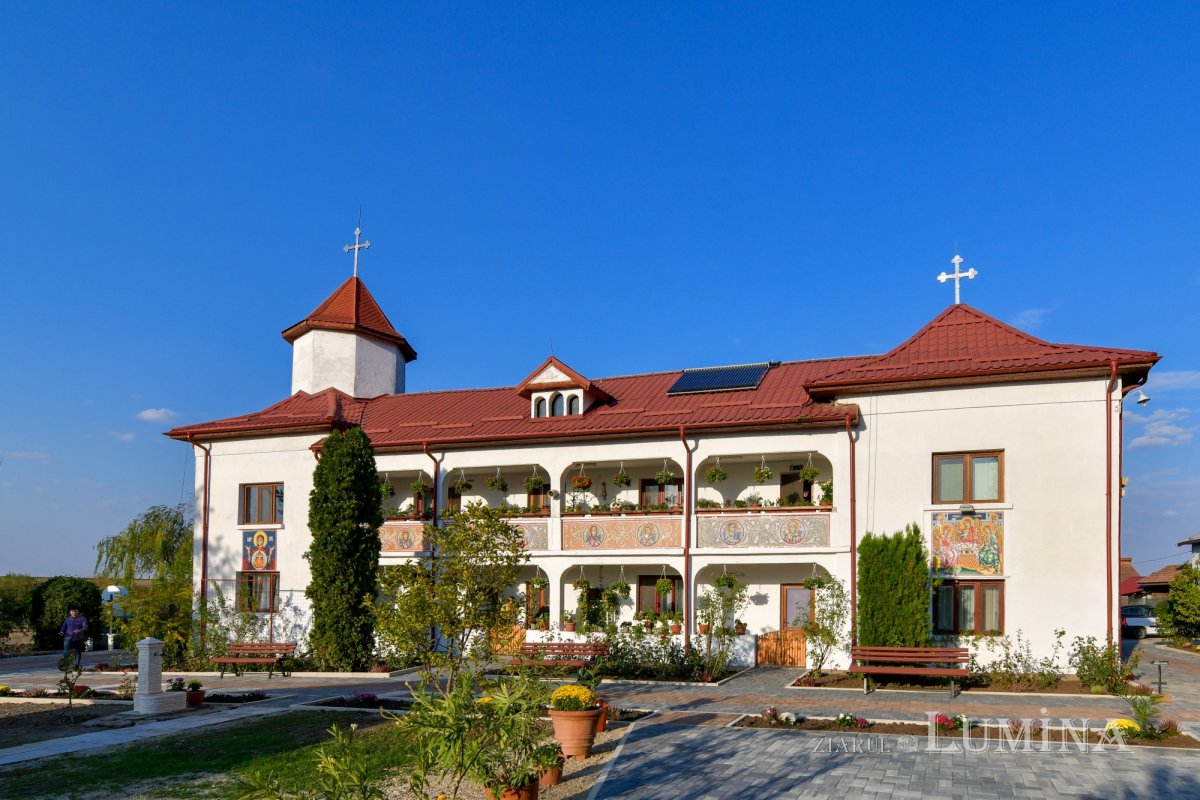 Moaştele Sfântului Mucenic Ciprian întâmpinate la Mănăstirea „Sfânta Treime” din Drăgăneşti Vlaşca 309237