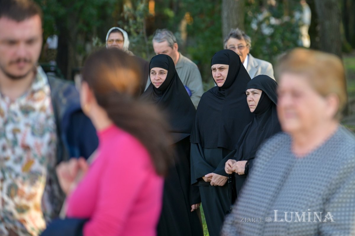 Moaştele Sfântului Mucenic Ciprian întâmpinate la Mănăstirea „Sfânta Treime” din Drăgăneşti Vlaşca 309244