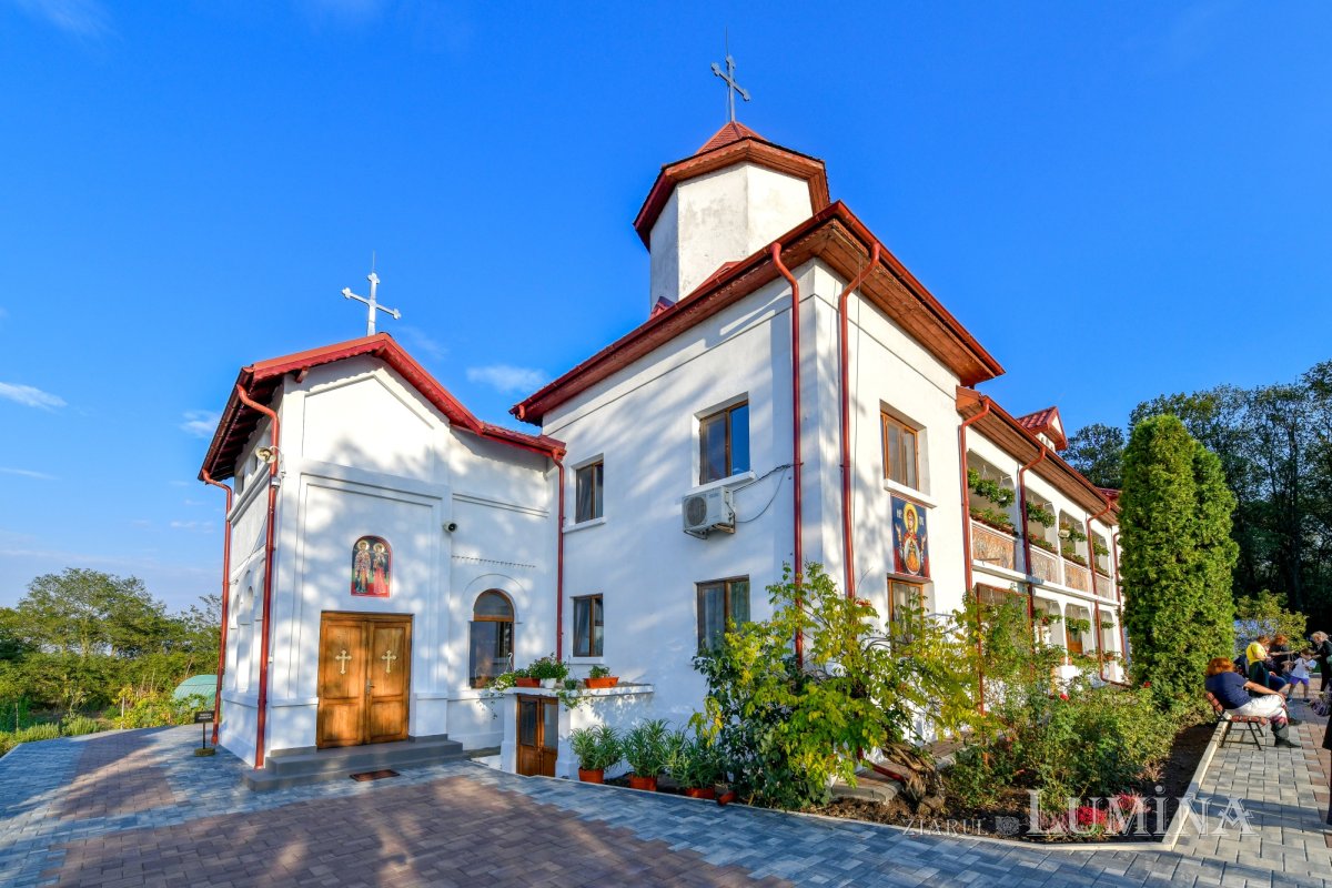 Moaştele Sfântului Mucenic Ciprian întâmpinate la Mănăstirea „Sfânta Treime” din Drăgăneşti Vlaşca 309245