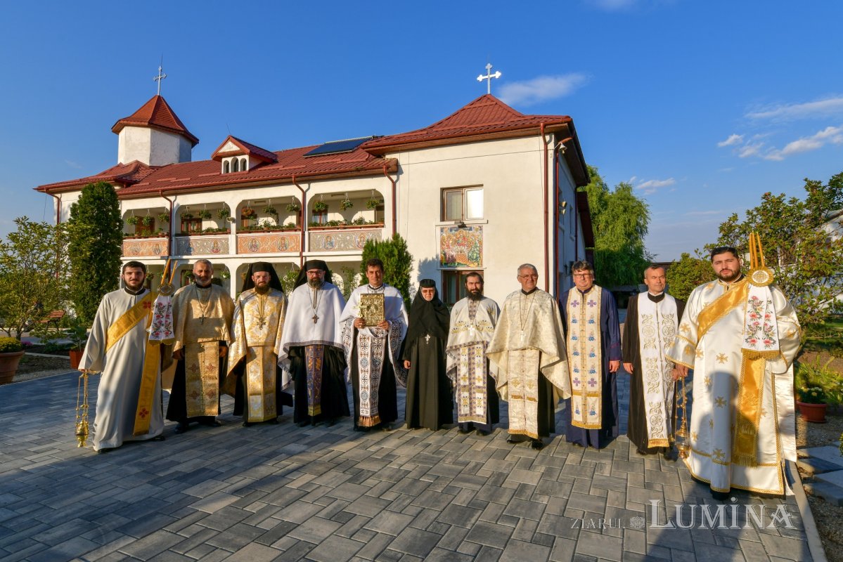Moaştele Sfântului Mucenic Ciprian întâmpinate la Mănăstirea „Sfânta Treime” din Drăgăneşti Vlaşca 309246