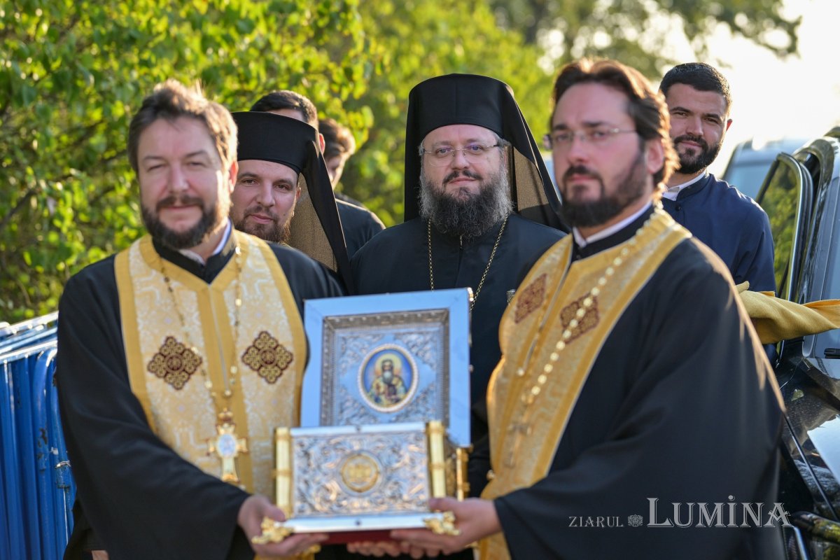 Moaştele Sfântului Mucenic Ciprian întâmpinate la Mănăstirea „Sfânta Treime” din Drăgăneşti Vlaşca 309247