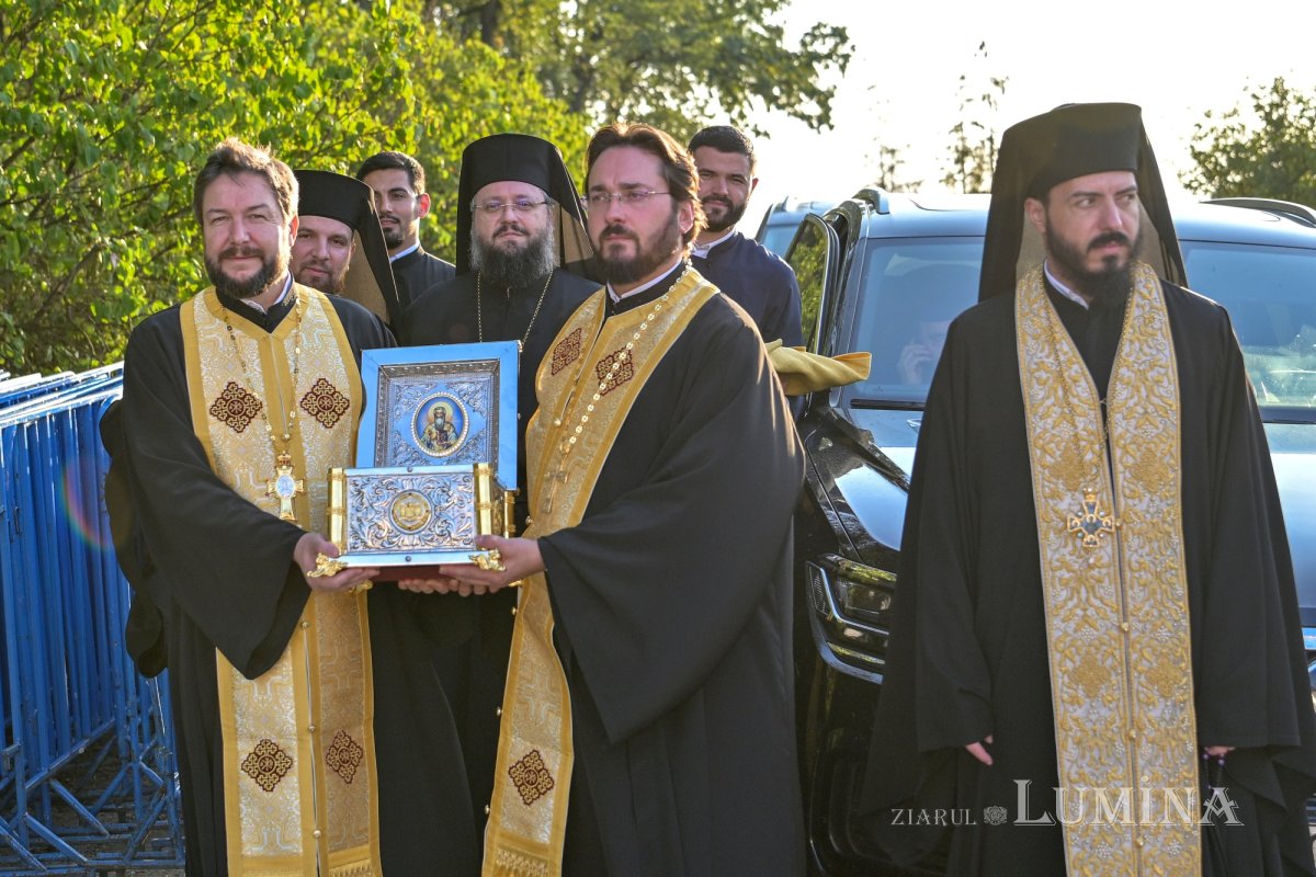 Moaştele Sfântului Mucenic Ciprian întâmpinate la Mănăstirea „Sfânta Treime” din Drăgăneşti Vlaşca 309248