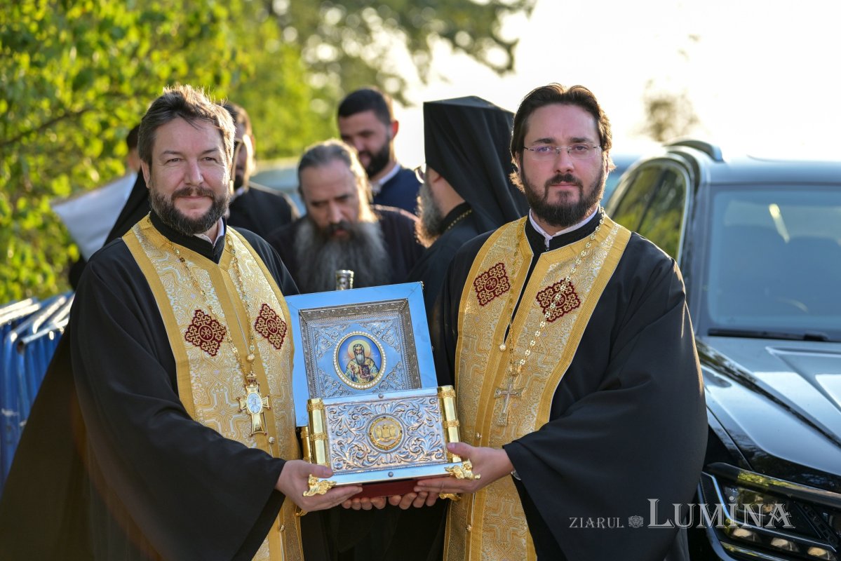 Moaştele Sfântului Mucenic Ciprian întâmpinate la Mănăstirea „Sfânta Treime” din Drăgăneşti Vlaşca 309249