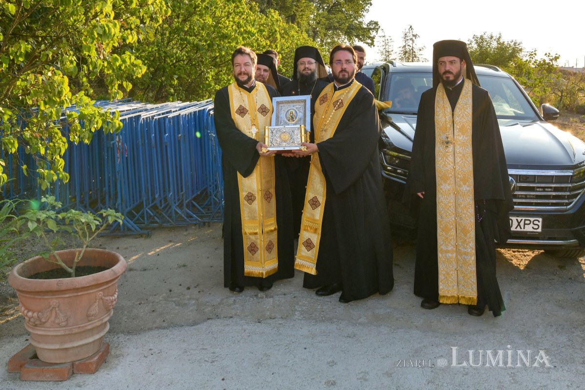 Moaştele Sfântului Mucenic Ciprian întâmpinate la Mănăstirea „Sfânta Treime” din Drăgăneşti Vlaşca 309250
