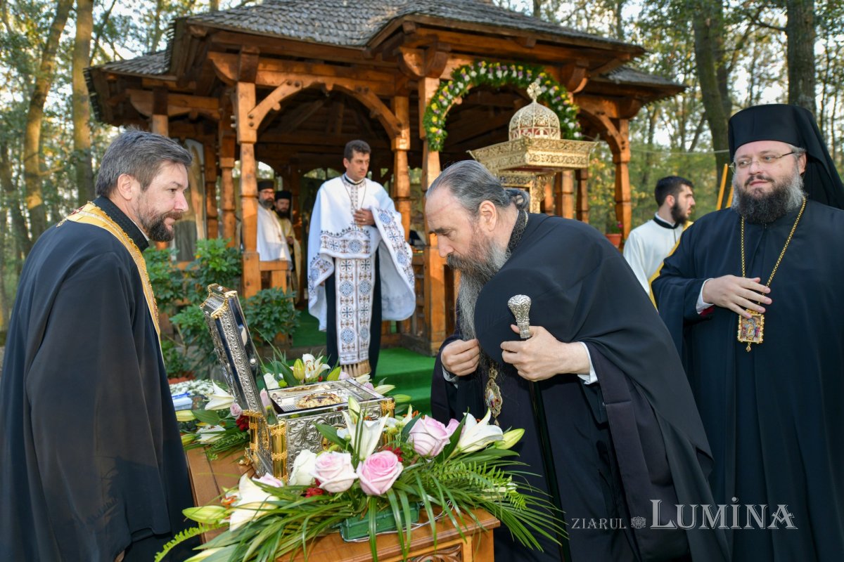 Moaştele Sfântului Mucenic Ciprian întâmpinate la Mănăstirea „Sfânta Treime” din Drăgăneşti Vlaşca 309254