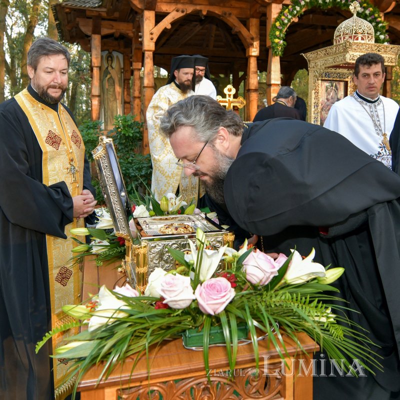 Moaştele Sfântului Mucenic Ciprian întâmpinate la Mănăstirea „Sfânta Treime” din Drăgăneşti Vlaşca 309255