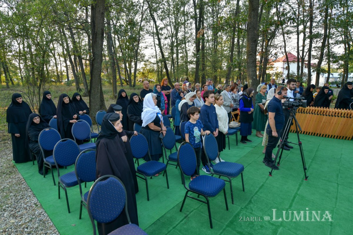 Moaştele Sfântului Mucenic Ciprian întâmpinate la Mănăstirea „Sfânta Treime” din Drăgăneşti Vlaşca 309272