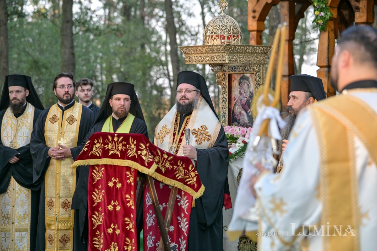 Moaştele Sfântului Mucenic Ciprian întâmpinate la Mănăstirea „Sfânta Treime” din Drăgăneşti Vlaşca 309273