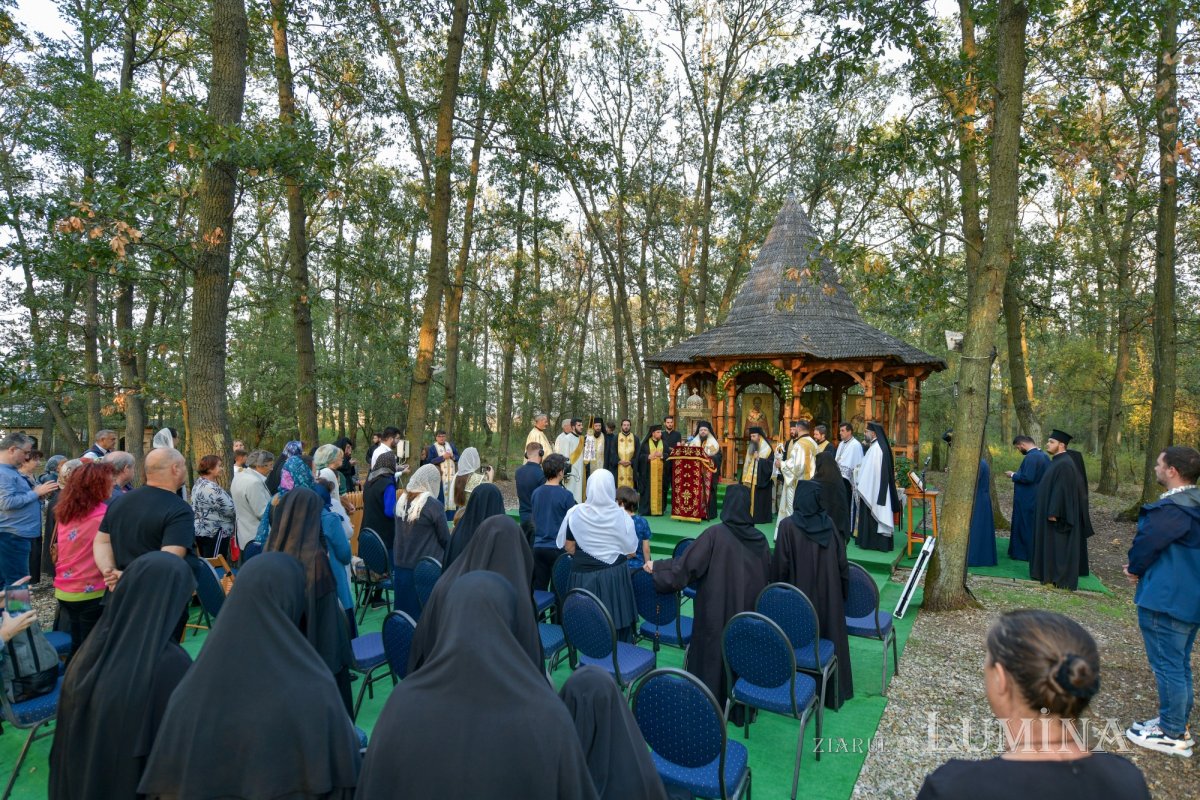 Moaştele Sfântului Mucenic Ciprian întâmpinate la Mănăstirea „Sfânta Treime” din Drăgăneşti Vlaşca 309275