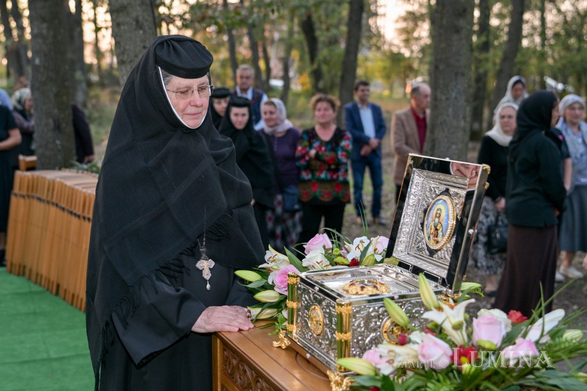 Moaştele Sfântului Mucenic Ciprian întâmpinate la Mănăstirea „Sfânta Treime” din Drăgăneşti Vlaşca 309279