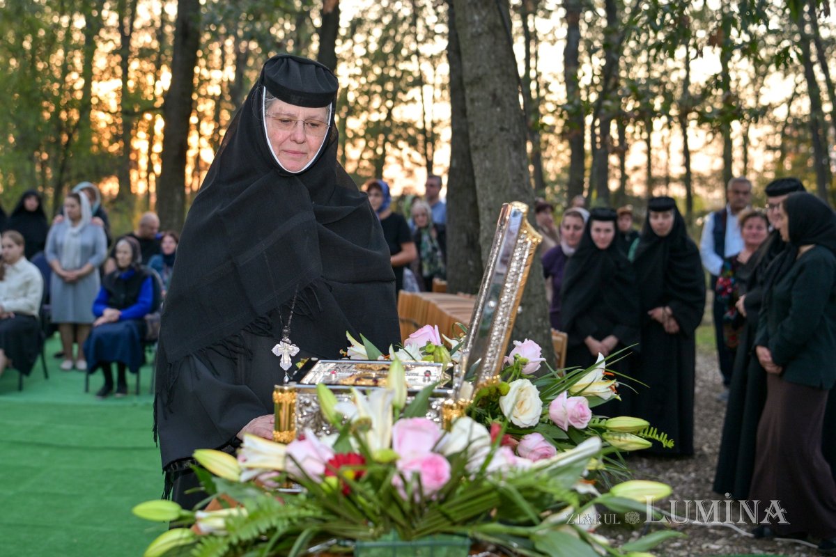Moaştele Sfântului Mucenic Ciprian întâmpinate la Mănăstirea „Sfânta Treime” din Drăgăneşti Vlaşca 309280